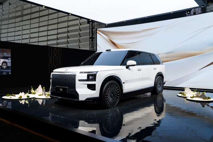 多项参数对标库里南、卡宴，最高时速240km，极氪9X入局大型SUV市场