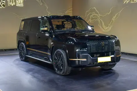 仰望U8L鼎世版实车亮相，配24K黄金车标，6座大型SUV，加速3.6秒