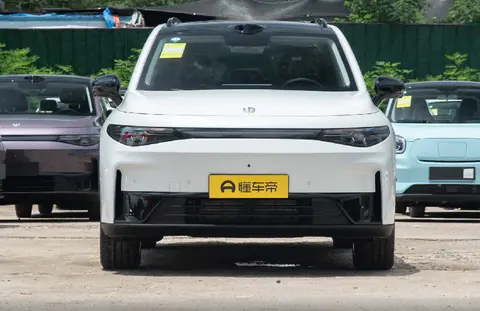 年轻家庭理想座驾！零跑C16五座版续航630km，配冰箱彩电大沙发